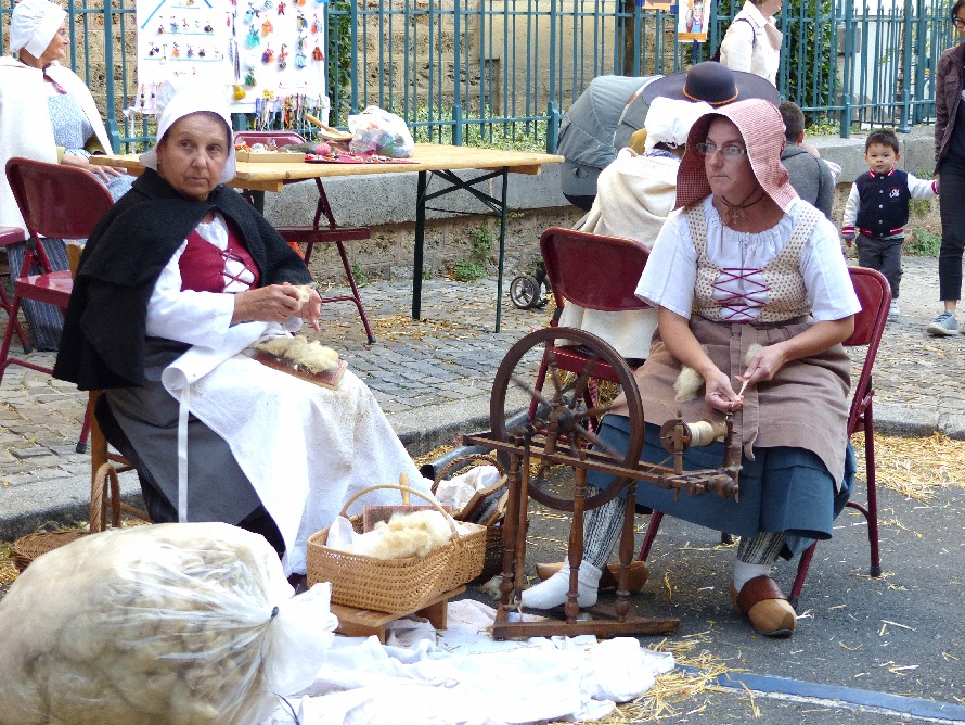 La laine carde est file au rouet